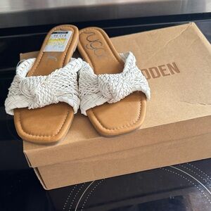 Sugar Women's Woven White and Tan Slippers